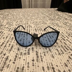 Chic Black Sunglasses with Blue Lenses